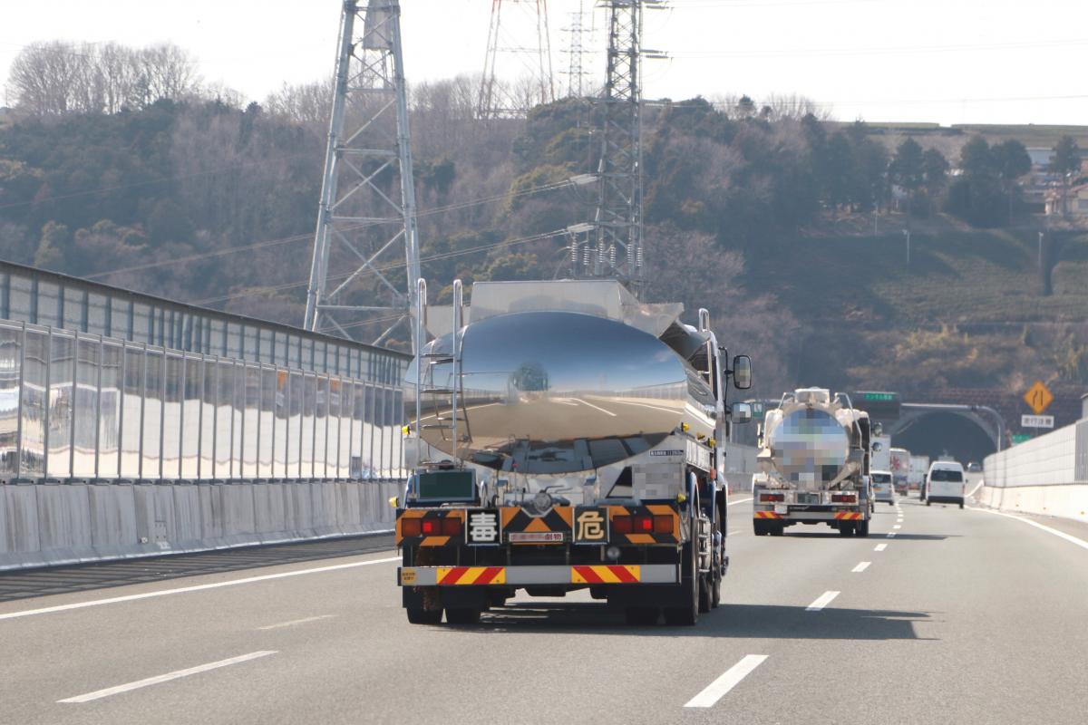 毒 や 危 の表示をつけたクルマ 一体なにを積んでいるのか 自動車情報 ニュース Web Cartop