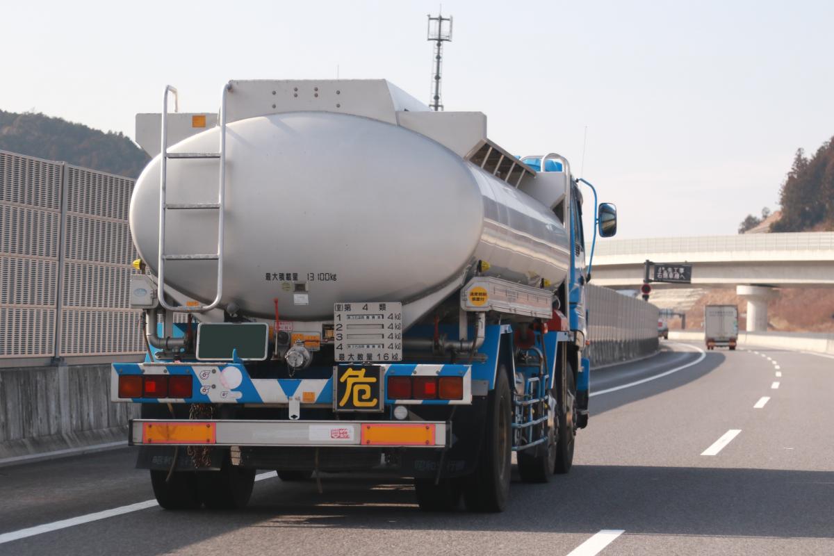 毒 や 危 の表示をつけたクルマ 一体なにを積んでいるのか 自動車情報 ニュース Web Cartop