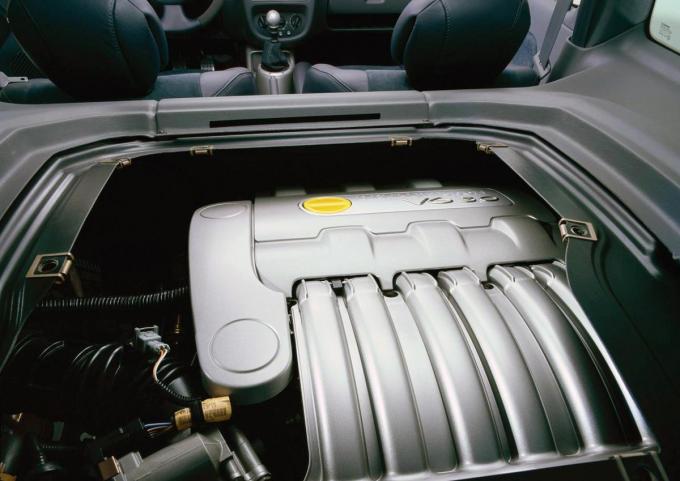 画像ギャラリー こんなクルマ出していいの 車格に見合わぬバケモノエンジンを搭載したクルマ７選 画像11 自動車情報 ニュース Web Cartop