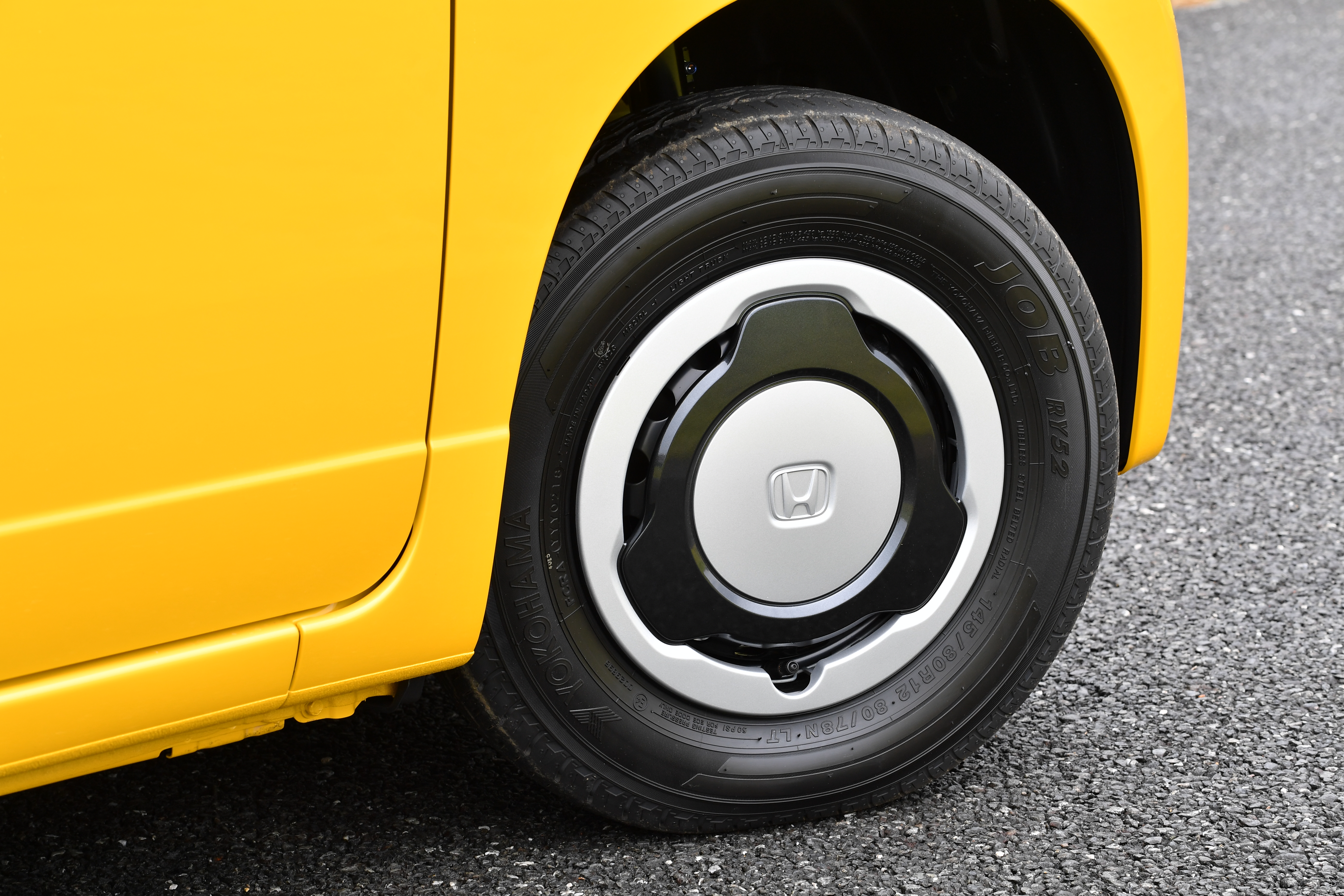 軽バンや軽トラのタイヤ交換は用意注意 車検に落ちる可能性もある乗用車用のタイヤやホイールの使用 自動車情報 ニュース Web Cartop 軽バンや軽トラのタイヤ交換は用意注意 車検に落ちる可能性もある乗用車用のタイヤやホイールの使用 自動車情報 ニュース Web Cartop