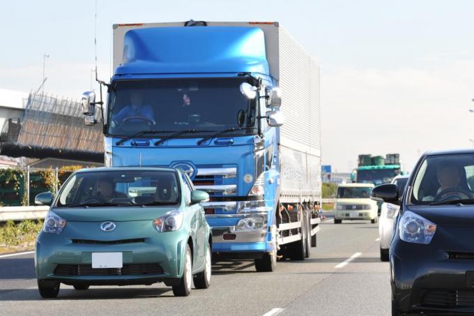 大型トラックと普通乗用車