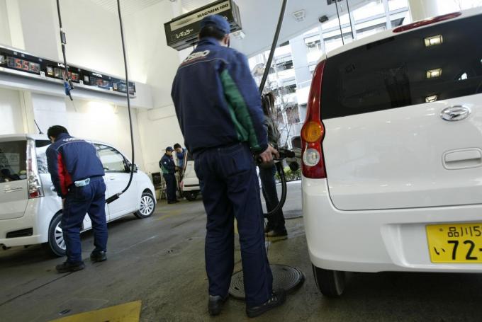 ガソリンスタンドでたまに見かける謎行為 クルマを 揺すって 給油する意味とは 自動車情報 ニュース Web Cartop ガソリンスタンドでたまに見かける謎行為 クルマを 揺すって 給油する意味とは 自動車情報 ニュース Web Cartop