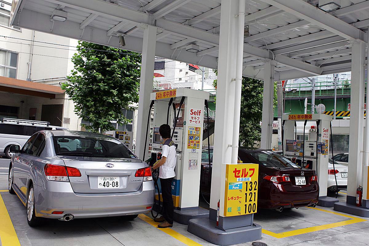 ガソリンスタンドでたまに見かける謎行為 クルマを 揺すって 給油する意味とは 自動車情報 ニュース Web Cartop ガソリンスタンドでたまに見かける謎行為 クルマを 揺すって 給油する意味とは 自動車情報 ニュース Web Cartop