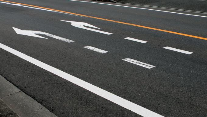 道路に表示された 矢印 意外と知らない 実線 と 破線 の違いとは 自動車情報 ニュース Web Cartop