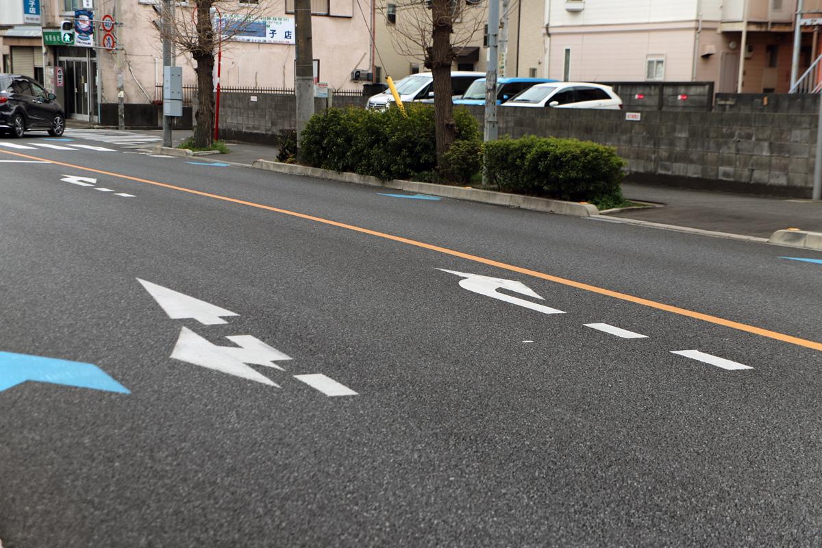 道路に表示された 矢印 意外と知らない 実線 と 破線 の違いとは 自動車情報 ニュース Web Cartop