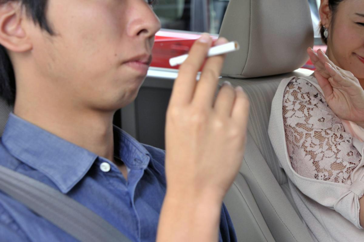 車内の喫煙イメージ