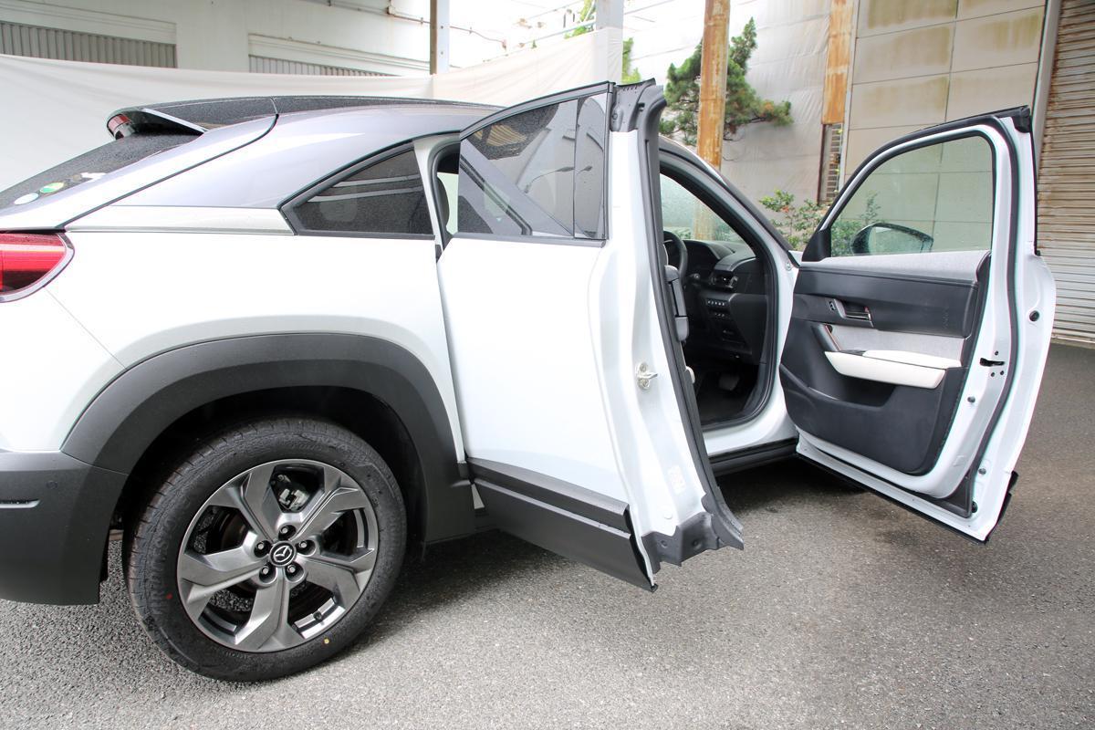 後席を どう使う かで便利か不便かがわかれる 超少数派ながらクルマの 観音開きドア が存在するワケ 自動車情報 ニュース Web Cartop