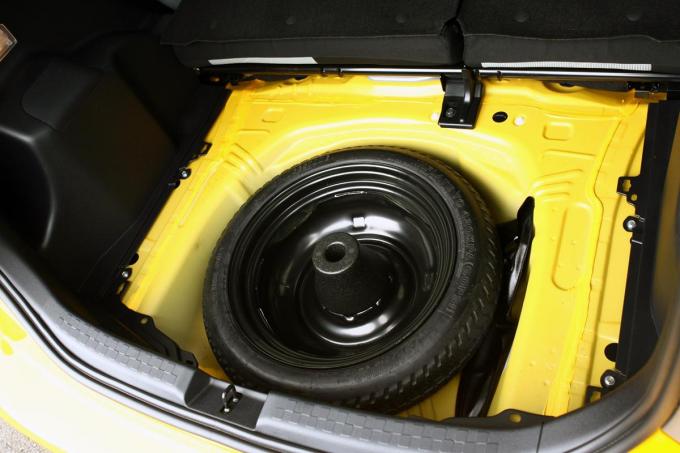 燃費向上に安全面でも有効 最近のクルマがスペアタイヤを積まないワケ 自動車情報 ニュース Web Cartop 燃費向上に安全面でも有効 最近のクルマがスペアタイヤを積まないワケ 自動車情報 ニュース Web Cartop