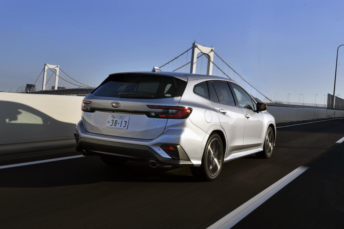 スバル・レヴォーグの高速走行シーン