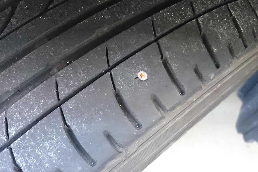 釘が刺さったタイヤのイメージ