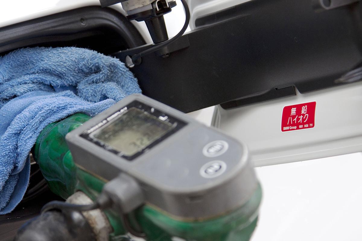 給油口に貼られる 無鉛 のステッカー ガソリンスタンドで見かけないけど 有鉛 は存在するのか 自動車情報 ニュース Web Cartop