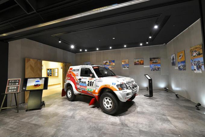 ダカールラリーで優勝した本物のパジェロを展示! 三菱本社ショールームにて「ダカールラリー展」を開催中