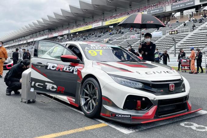 決勝レースの中谷さんとシビックTCR