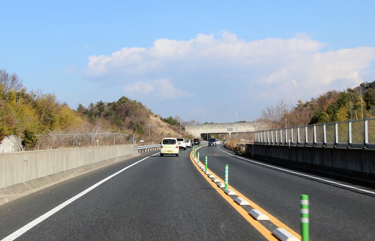 対面通行の高速道路の危険