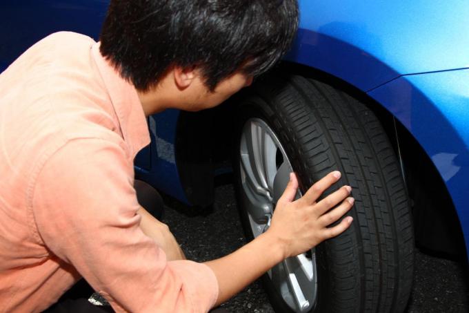 残溝1 6mmはかなり危険 タイヤメーカーももっと早い交換を推奨するのにスリップサインが 1 6mm に設定されている謎 自動車情報 ニュース Web Cartop