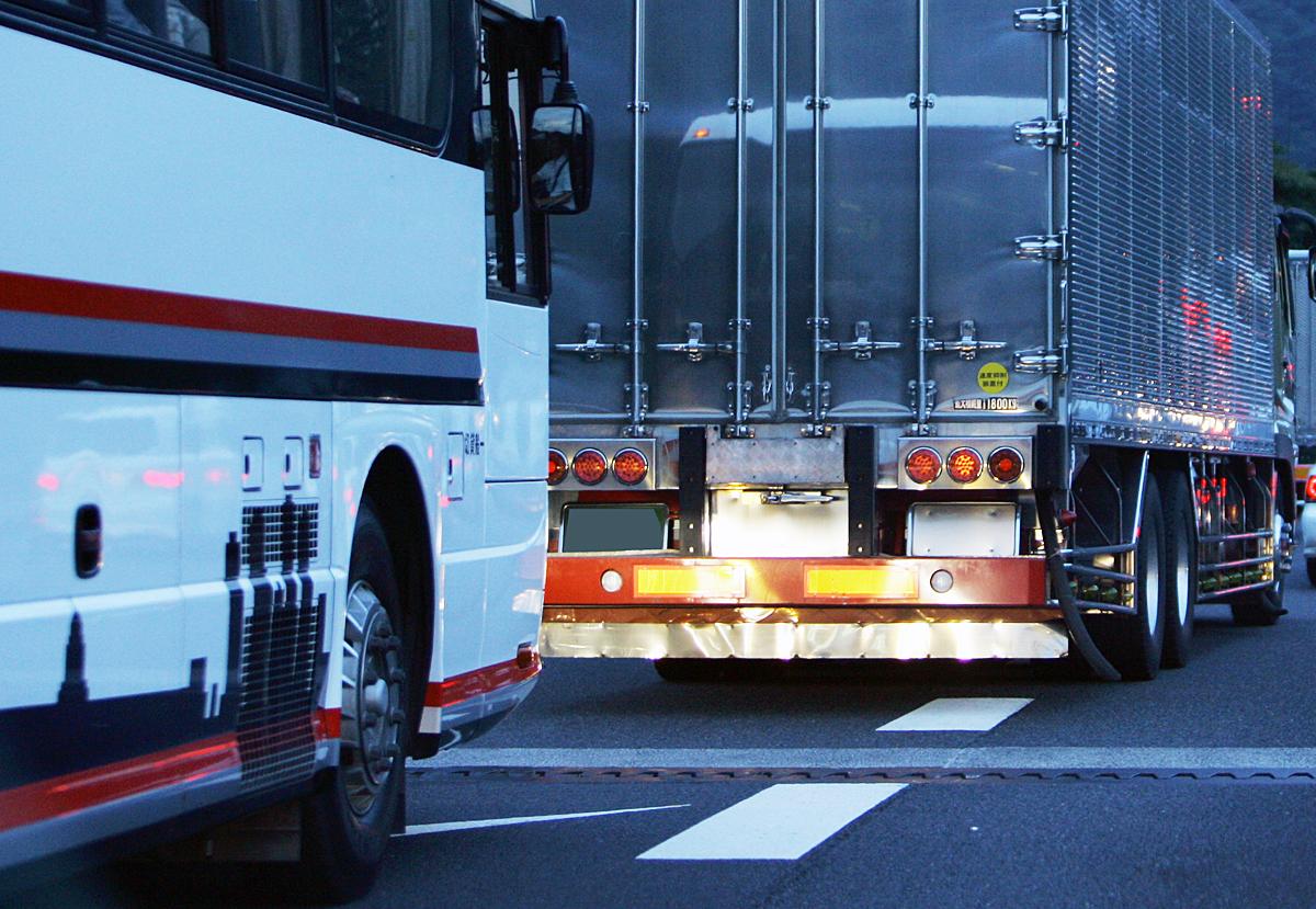 トラックとバスで高速道路での制限速度が違う理由