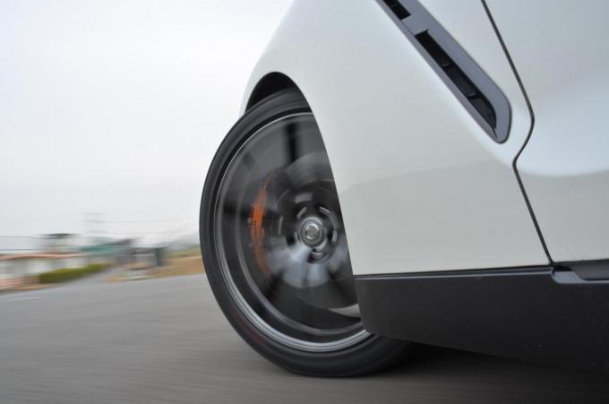 急減速や急なコーナリングでタイヤから聞こえる キャーッ という音 発生する理由とタイヤの状態とは Web Cartop Goo ニュース