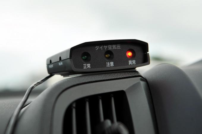 安全面で圧倒的に有効！　北米で「装着義務」のある「タイヤ空気圧計測装置」が日本で普及しないワケ