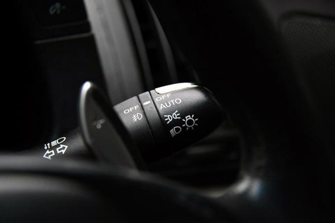 一時停止があれば左？　走ったままだと右？　「合流時のウインカー」はドッチに出すのが正解か「警察」の回答とは