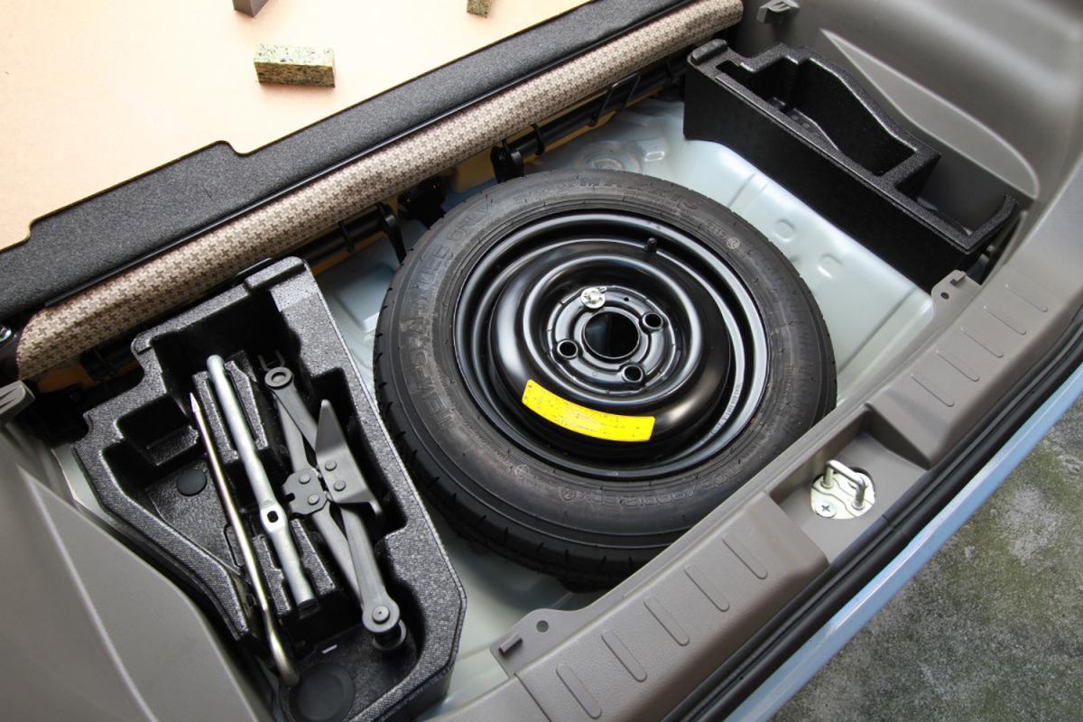 トランクマットをめくってもない スペアタイヤ の意外な搭載場所３選 Goo 自動車