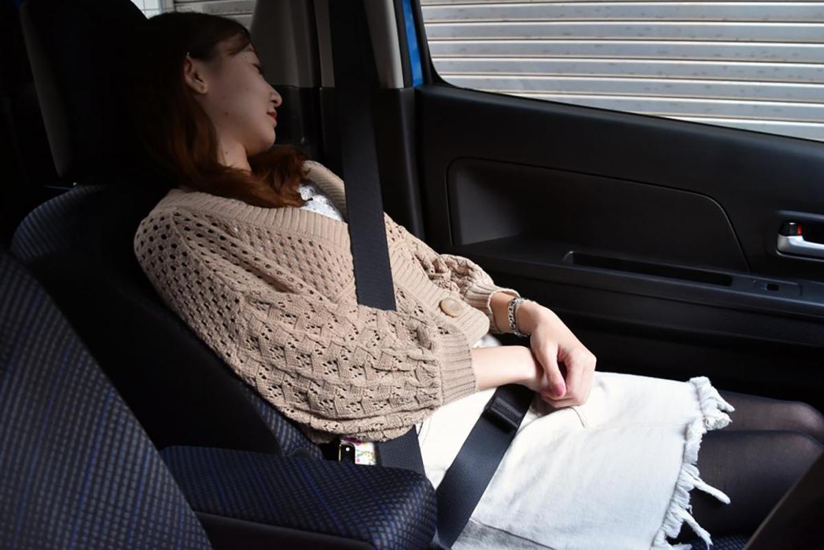 助手席で寝る女性のイメージ 〜 画像3