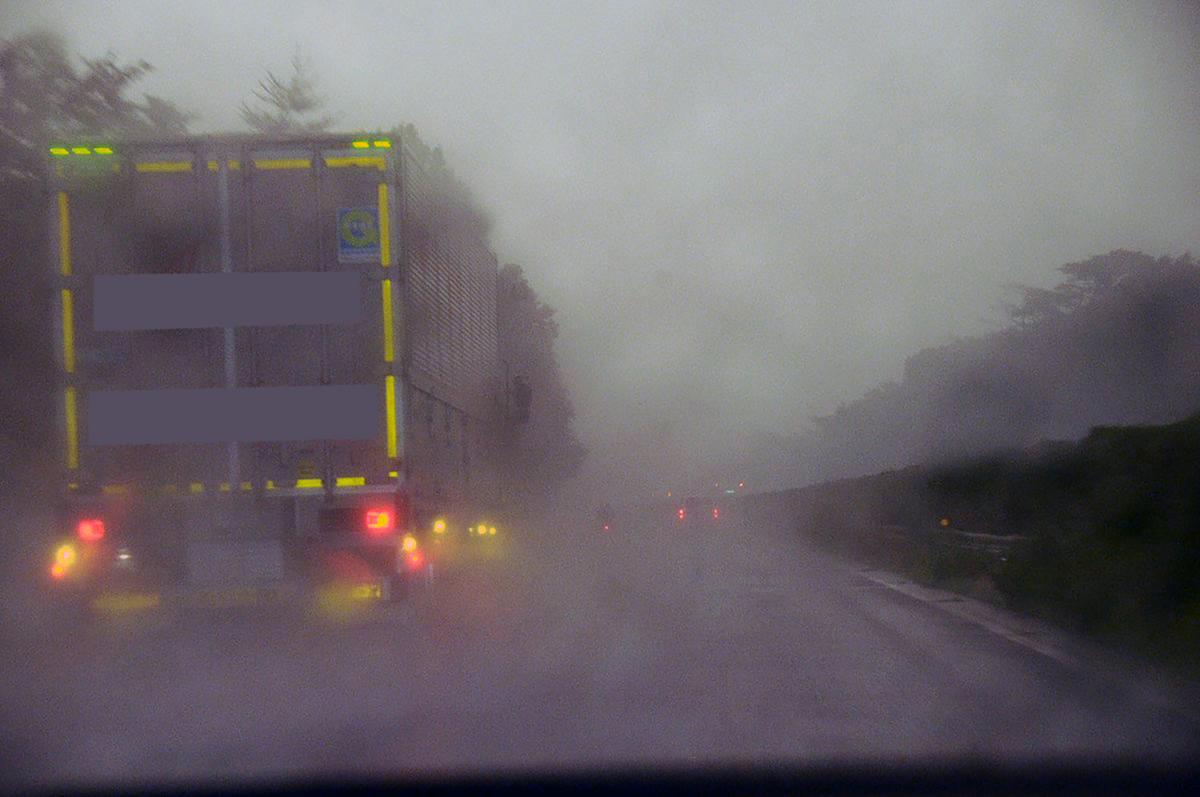 雨天時の高速道路のトラック走行画像