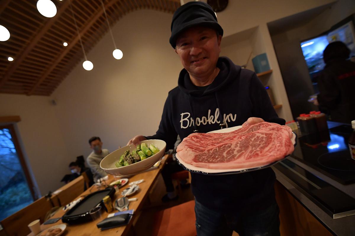 那須牛のステーキを手にする青山尚暉さん 〜 画像65