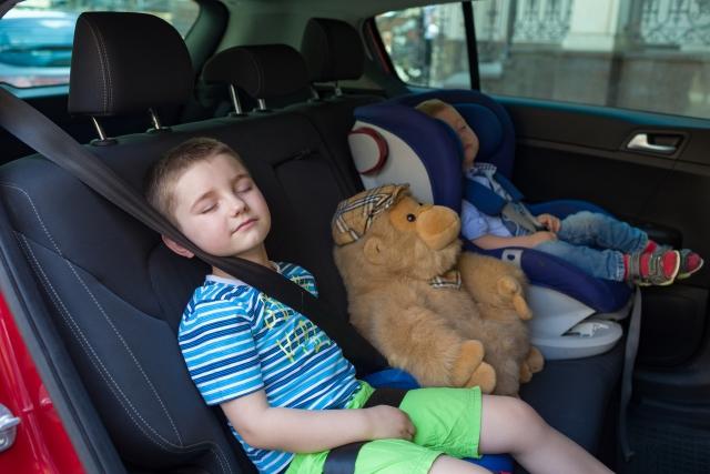 車内で眠る子供 〜 画像3