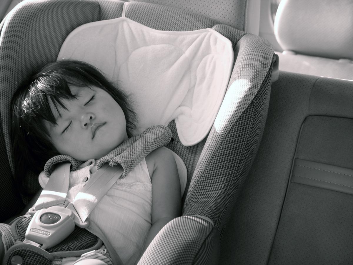 車内で寝る子供 〜 画像1