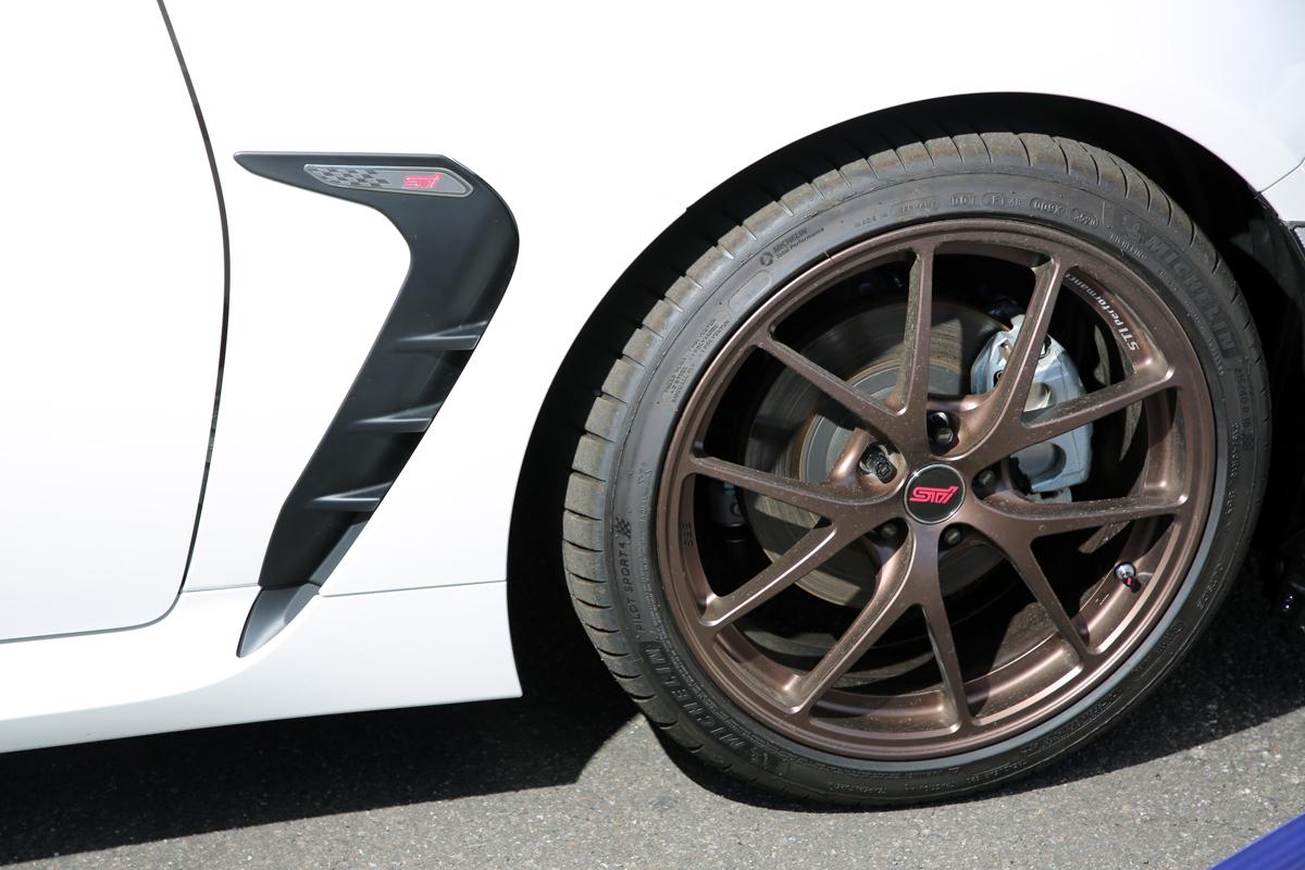 早くも新型brzの Stiパーツ 装着車を公開 カーボンスポイラーに補剛パーツなど 本気度 全開の中身とは 写真24 Goo 自動車