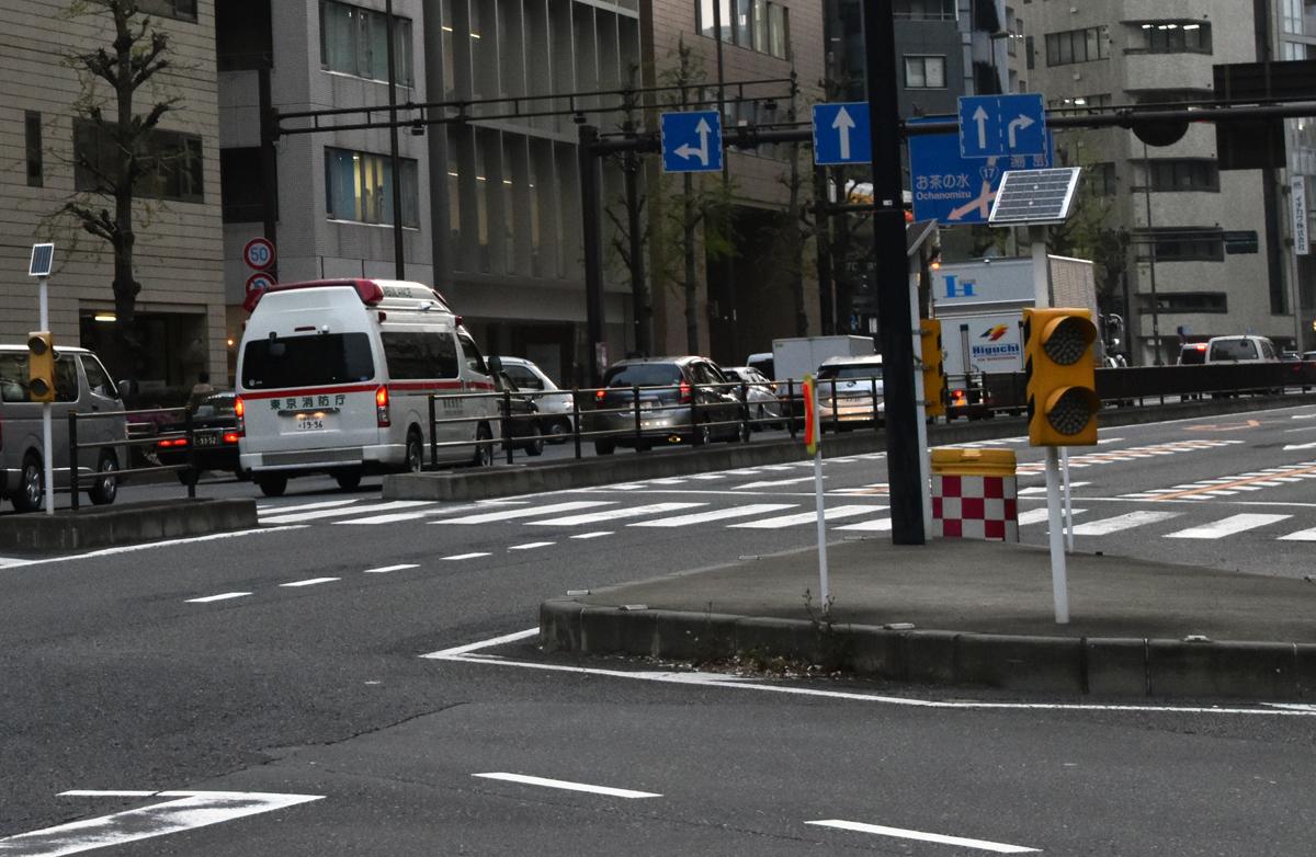 まるで黄色しかない信号！　中央分離帯で見かける「交互に点滅するライト」の正体とは