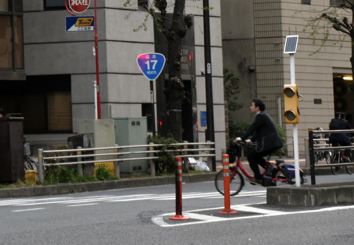 まるで黄色しかない信号 中央分離帯で見かける 交互に点滅するライト の正体とは 自動車情報 ニュース Web Cartop まるで黄色しかない信号 中央分離帯で見かける 交互に点滅するライト の正体とは 自動車情報 ニュース Web Cartop