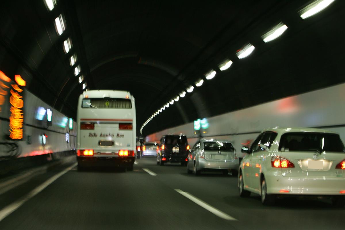中央道小仏トンネル内の渋滞