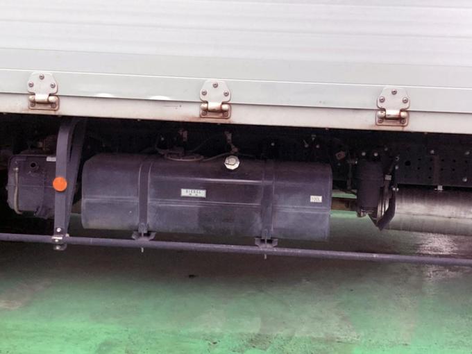 剥き出しかつ簡単固定 増設も簡単 素人目には 危険 にみえる大型トラックの 燃料タンク の謎 自動車情報 ニュース Web Cartop