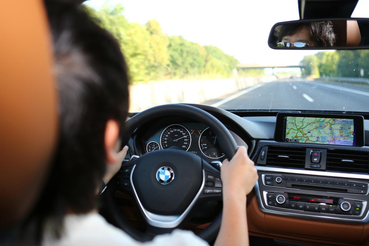 海外でクルマを運転するイメージ 〜 画像2