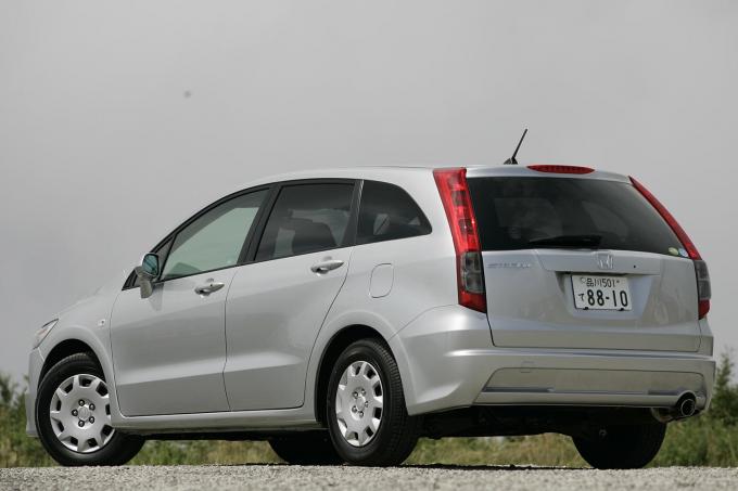 画像ギャラリー 隣のクルマが小さく見えます ポリシーはあるのか Cmから開発者のコメントまで あからさま な対決姿勢を繰り広げたクルマたち 画像6 自動車情報 ニュース Web Cartop