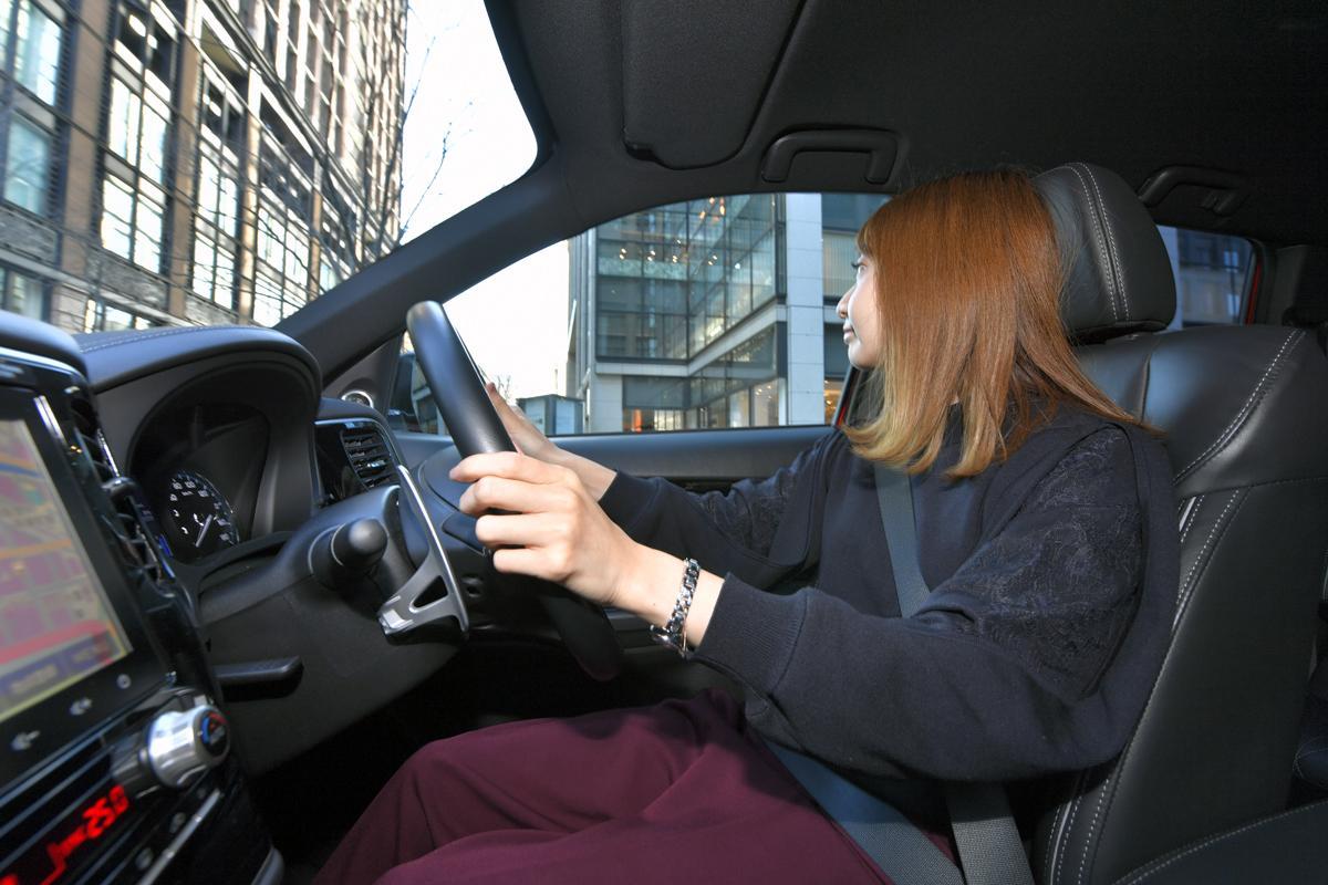 美 のためには 運転中 も努力 なんとクルマでできるダイエットが存在した 自動車情報 ニュース Web Cartop