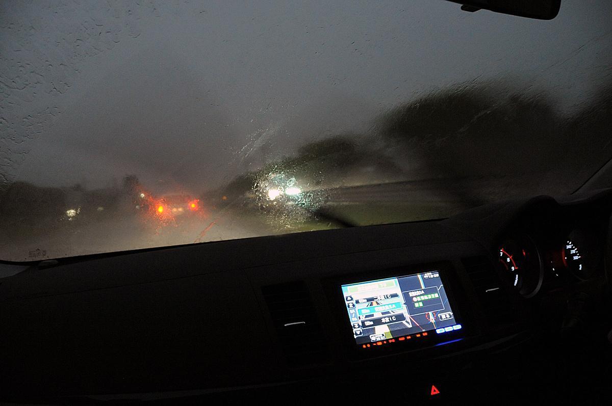 雨の日の車内からの視界のイメージ