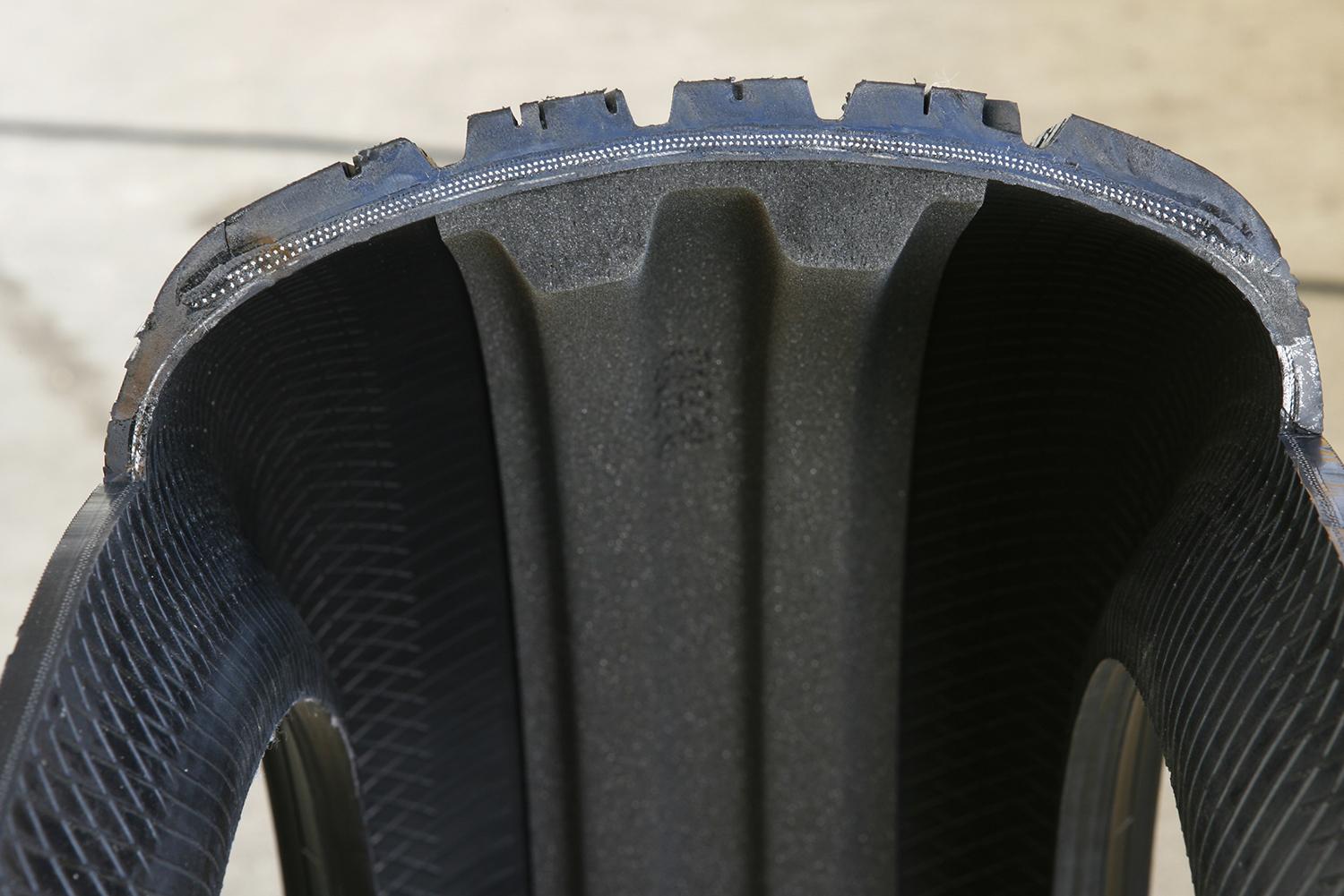 新品なのになんの印 タイヤの横にある 黄色 や 赤色 の点の意味とは 自動車情報 ニュース Web Cartop 新品なのになんの印 タイヤの横にある 黄色 や 赤色 の点の意味とは 自動車情報 ニュース Web Cartop