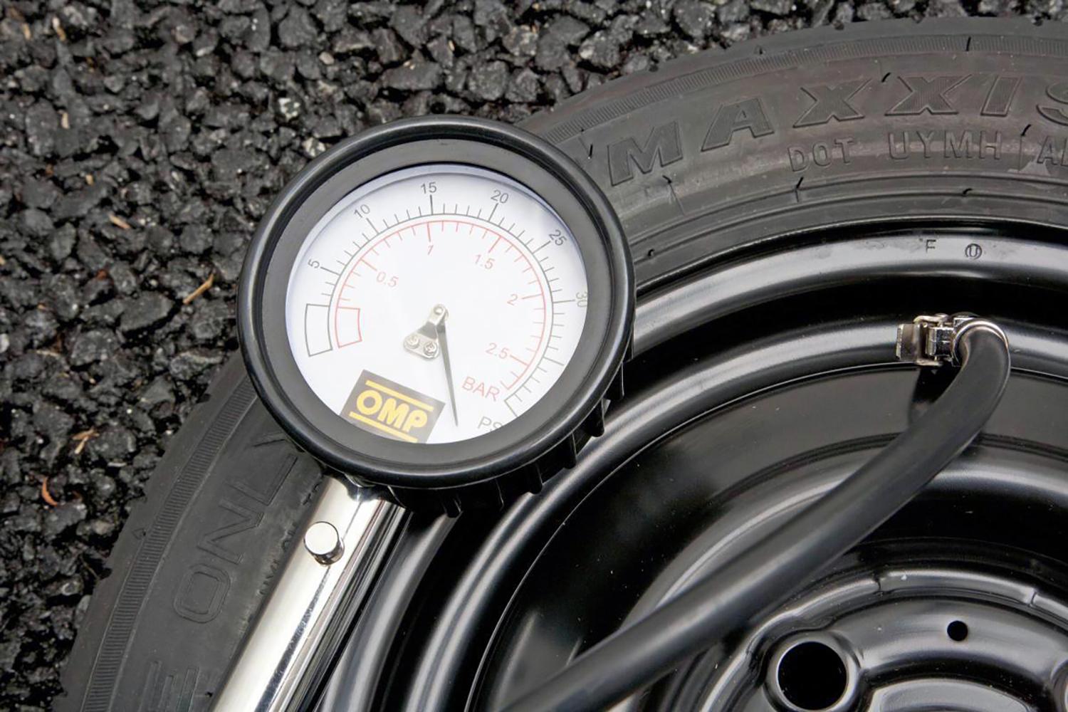 タイヤの空気圧チェックイメージ