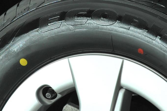 新品なのになんの印 タイヤの横にある 黄色 や 赤色 の点の意味とは 自動車情報 ニュース Web Cartop 新品なのになんの印 タイヤの横にある 黄色 や 赤色 の点の意味とは 自動車情報 ニュース Web Cartop