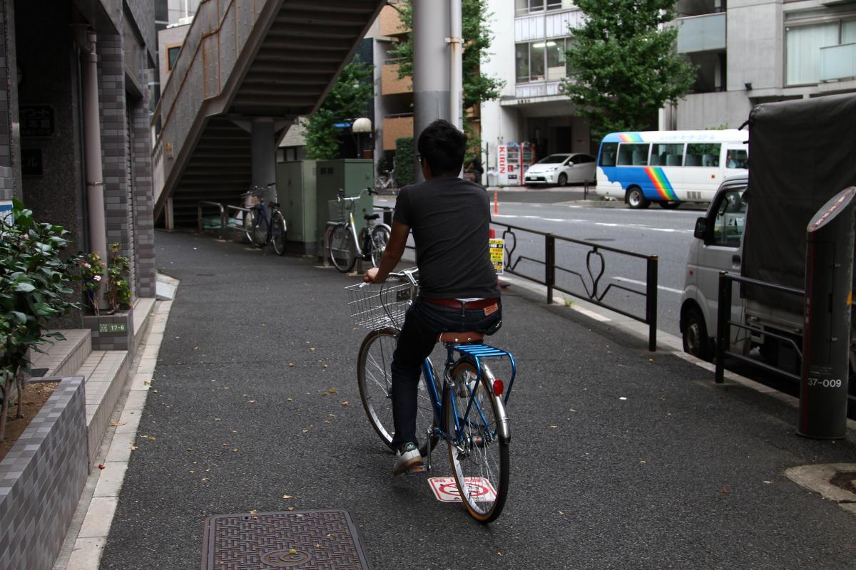 歩道を走る自転車 〜 画像3