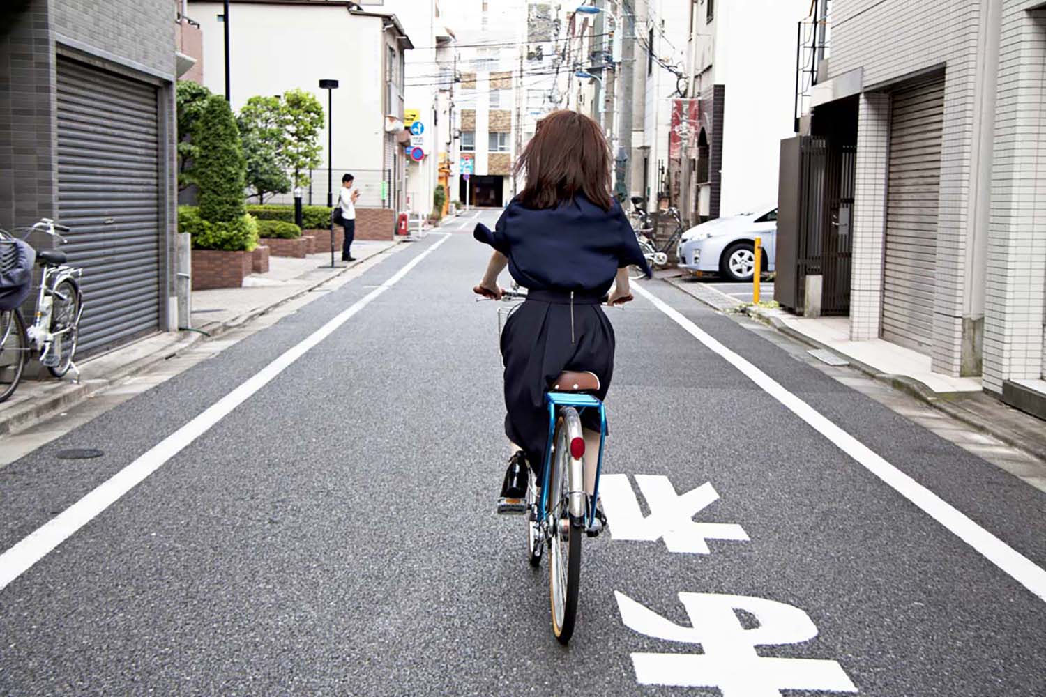 道路の中央を走る自転車 〜 画像1