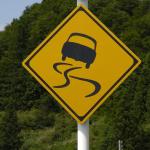 標識って基本「常設」のハズ！　だとすれば「滑りやすい」の標識がある道路はどんな状態なのか？
