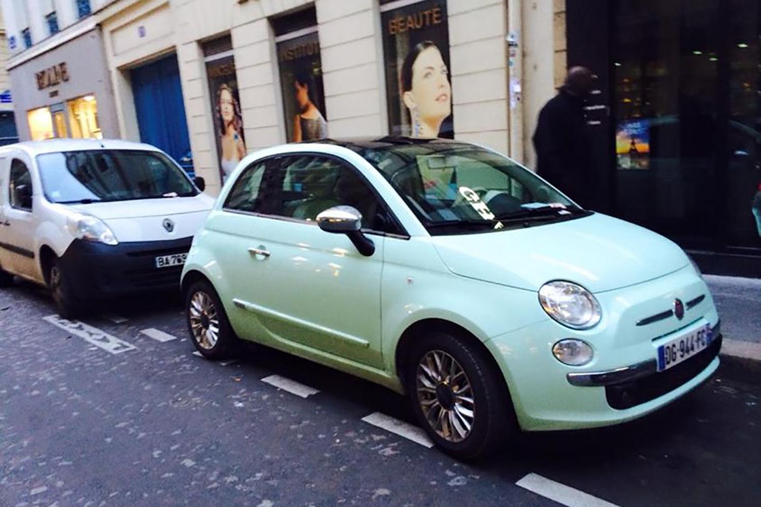 パリの街で路上駐車されるクルマ 〜 画像2