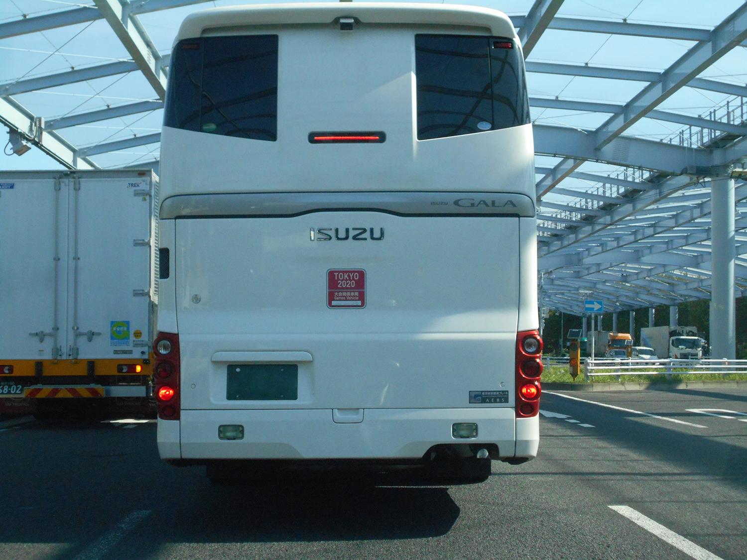 真後ろから見たオリンピック関係者輸送用に手配された地方の観光バス 〜 画像2