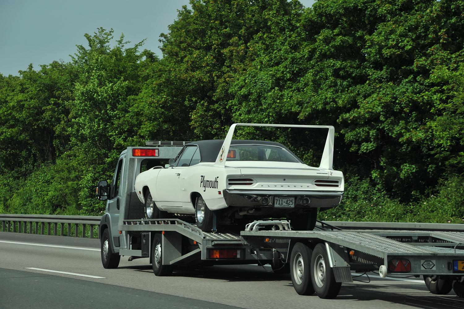 レッカーによる高額車のイメージ 〜 画像5