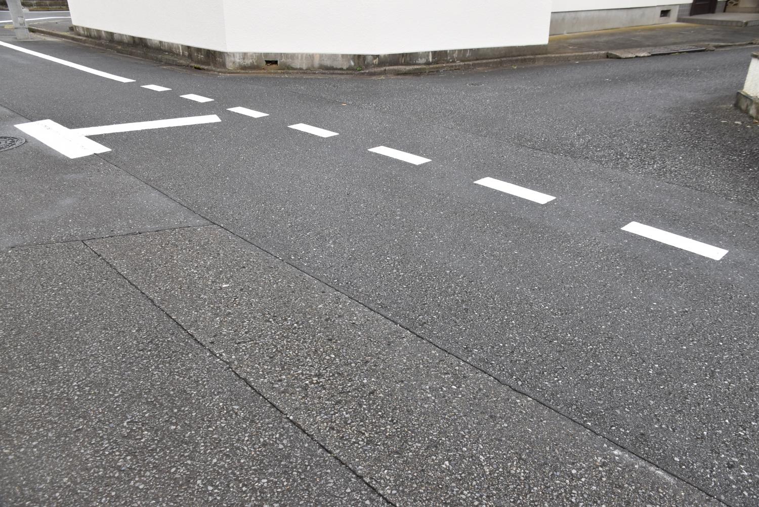 優先道路じゃない まれに見かける交差点内にある 破線 の意味とは 自動車情報 ニュース Web Cartop 優先道路じゃない まれに見かける交差点内にある 破線 の意味とは 自動車情報 ニュース Web Cartop