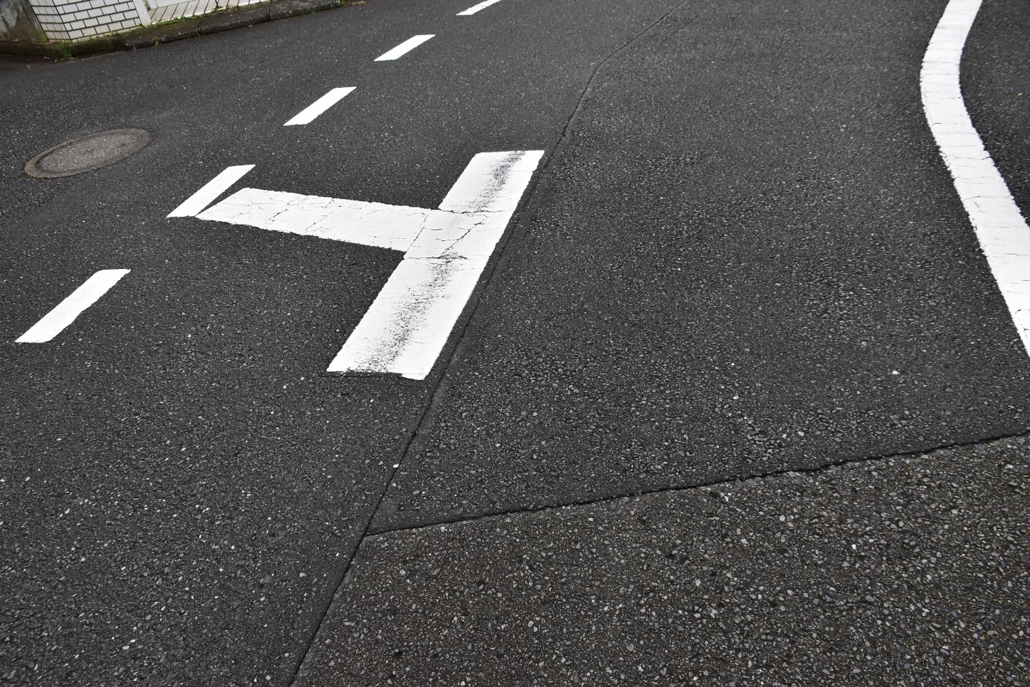 優先道路じゃない まれに見かける交差点内にある 破線 の意味とは 自動車情報 ニュース Web Cartop 優先道路じゃない まれに見かける交差点内にある 破線 の意味とは 自動車情報 ニュース Web Cartop