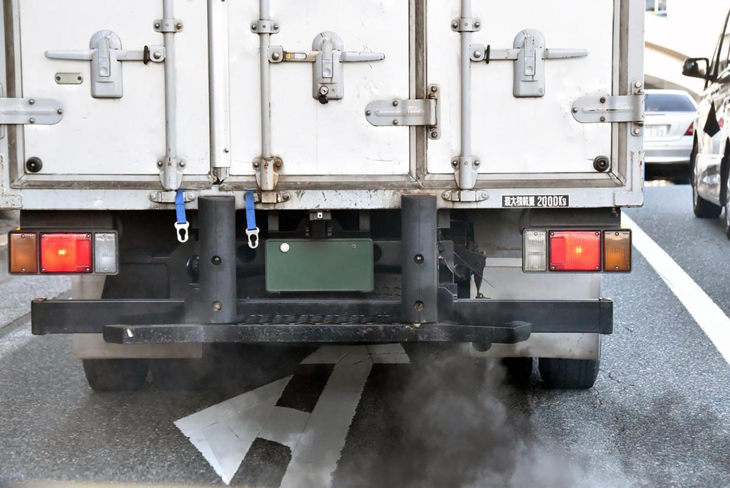 トラックの排ガスによる大気汚染のイメージ 〜 画像2